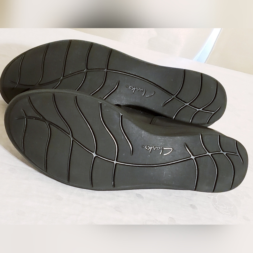 Clarks Collection Black Leather Flats Loafers Button 7M Like New - Picture 5 of 8